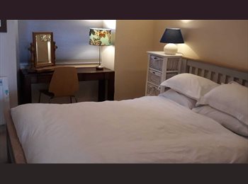 Roomgo UK - THE WHEEL,Harbour view apartment for two - private front entrance and patio Lovely one bedroom groun, Falmouth - £350 pcm