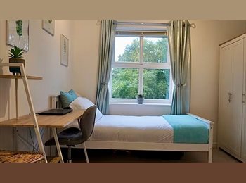 Roomgo UK - ABSOLUTE STUNNER, Brooklands - £700 pcm