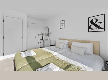 Roomgo UK - Furnished Flatshare – Market Street, Bracknell (RG12), Bracknell - £1,000 pcm