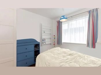 Roomgo UK - Room to rent in picturesque village by lakes, Witney - £750 pcm