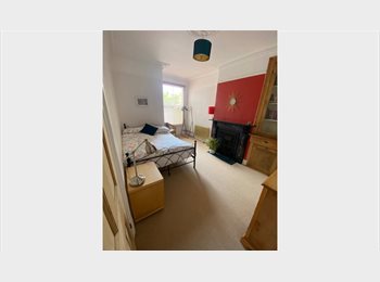 Roomgo UK - Very spacious furnished room in friendly and relaxed house-share, Knowle - £750 pcm