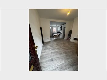 Roomgo UK - Modern Double Room for Lodger-SK15 1LR, Stalybridge - £550 pcm