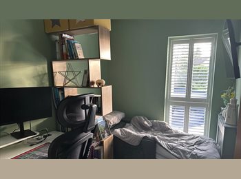 Roomgo UK - Room to rent in quiet street, Reading - £700 pcm