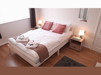 Roomgo UK - Bright room by the park, Romford - £850 pcm