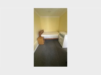 Roomgo UK - Room Available in Shared House – Great Location & Friendly Housemates, Canterbury - £475 pcm