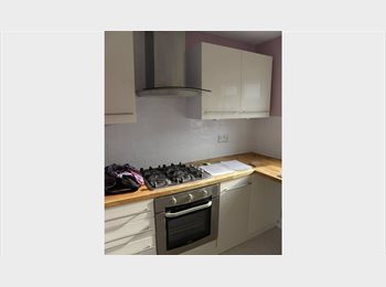 Roomgo UK - Large room- quiet professional house, Bedford - £520 pcm