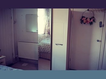 Roomgo UK - Modern ensuite double rooms and a studio flat, Crumpsall - £700 pcm