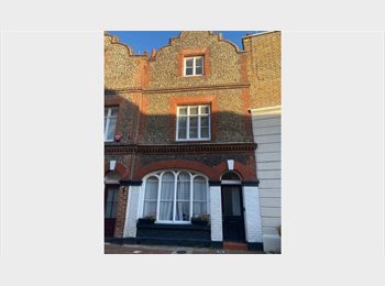 Roomgo UK - Large Master Room in Beautiful Old Town House (House to Yourself Mon–Thurs!), Margate - £700 pcm