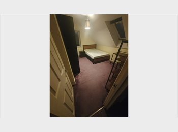 Roomgo UK - Cozy double room, Cheam - £800 pcm