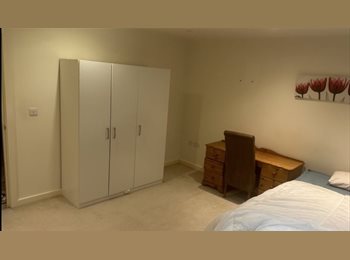 Roomgo UK - Spacious large double Room available, Reading - £500 pcm