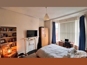 Roomgo UK - Room in 4 bed Houseshare with 2 Bathrooms, Next to Smithdown Rd, Wavertree - £542 pcm