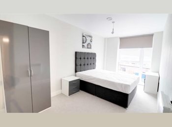 Roomgo UK - HUGE Double Bedroom With En-suite, Castlefield - £620 pcm