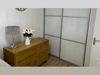 Roomgo UK - Modern double bedroom with a separate bathroom to rent, Wokingham - £700 pcm