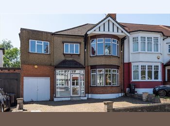 Roomgo UK - 3 Rooms Available – Double & Single – Lodgers Agreement – 10 Langley Crescent, E11 2LZ, Wanstead - £650 pcm