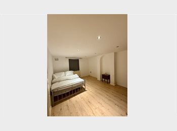 Roomgo UK - Large single room available in a 3 bedroom flat, West Ealing - £666 pcm