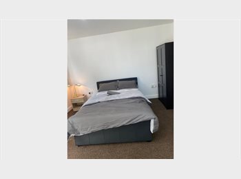 Roomgo UK - Double room in a shared house, Whitefield, Stoneclough - £600 pcm