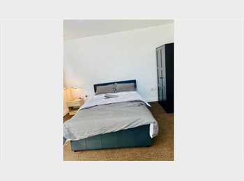 Roomgo UK - Double room in a shared house, Whitefield, Stoneclough - £600 pcm