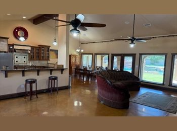 Roomgo US - Private Room in 4-bedroom Home with Resort Backyard, Round Rock - $1,000 pm