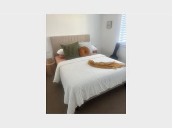Roomgo AU - Large Queen Size room, Kurwongbah - $420 pw