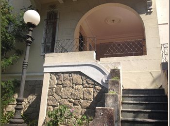 Roomgo BR - Quarto individual próximo metrô Glória, Catete - R$ 1.000 Por mês