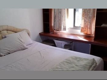 Roomgo BR - Alugo  quarto mobiliado em frente a Estação Cantagalo do Metro, Copacabana - R$ 3.500 Por mês