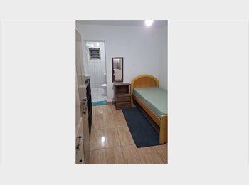 Roomgo BR - Suítes individuais p/ rapazes por $1.300,00 e $1.100,00 na Liberdade., Liberdade - R$ 1.300 Por mês