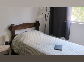 Roomgo BR - Quarto amplo em área residencial, Saúde - R$ 1.300 Por mês
