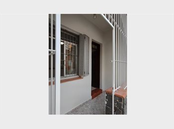Roomgo BR - Alugo casa em ótima localização, Pinheiros - R$ 2.300 Por mês