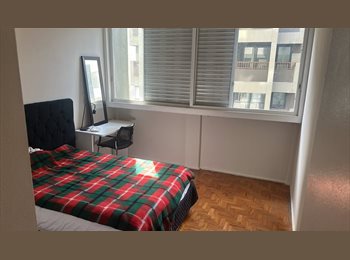 Roomgo BR - Quarto grande mobiliado ao lado do metro Trianon, Bela Vista - R$ 2.000 Por mês