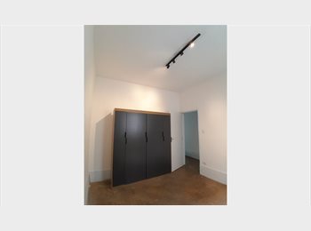 Roomgo BR - Alugo quarto com entrada imediata em Higienópolis, localizado próximo ao shopping, Santa Cecilia - R$ 2.400 Por mês