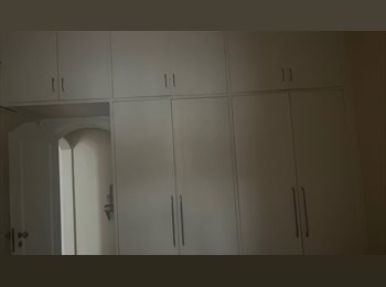 Roomgo BR - Quarto grande com espaço para escritório e 2 cama (3 camas ao total), Copacabana - R$ 2.600 Por mês