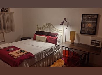 Roomgo BR - Quarto amplo na rua Monte Alegre, Santa Teresa - R$ 1.500 Por mês