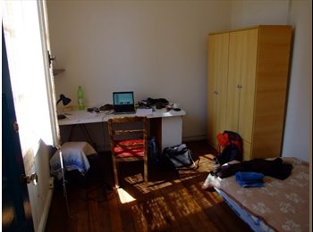 CompartoDepto CL - ¿Quieres vivir en una casa céntrica con patio grande?, Santiago - CH$285.000 por mes