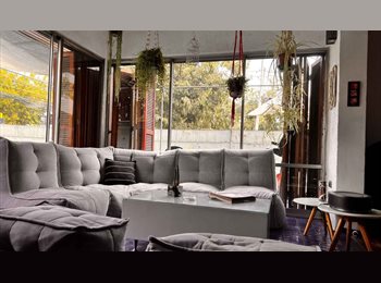 CompartoDepto CL - Habitación en casa con piscina y terraza  Solo mujer profesional, Vitacura - CH$500.000 por mes