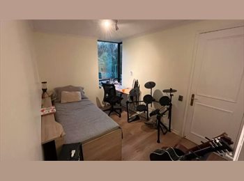 CompartoDepto CL - Dormitorio con baño privado. Ciudad empresarial, Huechuraba - CH$350.000 por mes