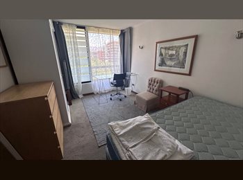 CompartoDepto CL - Amplio y luminoso dormitorio cerca metro Escuela Militar y metro Alcántara, Providencia - CH$390.000 por mes