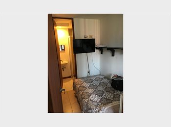 CompartoApto CO - Pequena habitacion en lindo apto atras de Santa Fe / Small room in luxrious apartment, Envigado - COP$ 950.000 por mes