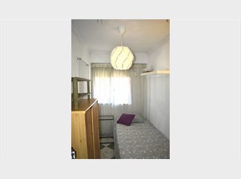 Roomgo ES - ático - 6 M2  - 180 € (+ 60 € gastos) a partir  1 de marzo, Latina - 180 € por mes