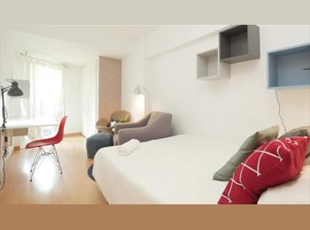 Roomgo ES - ¡Enorme y Luminosa Habitación con Terraza en Dúplex! RH1-R2, Barcelona - 940 € por mes