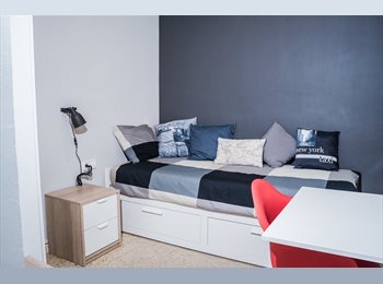 Roomgo ES - RH5-R3 ¡Habitación con cama extensible en un piso de diseño al lado de la Sagrada Familia! RH5-R3, Sant Martí - 680 € por mes