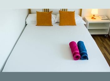 Roomgo ES - Habitación con cama doble amueblada para estancias cortas, Villaverde - 400 € por mes