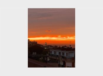 Roomgo ES - Se Aquila Hermosa habitación en Atico !!, Gràcia - 700 € por mes