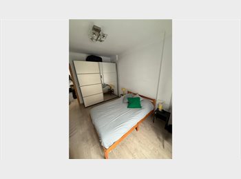 Roomgo ES - Habitación doble en Sants para pareja - Baño privado en suite + A/C, L'hospitalet - 900 € por mes