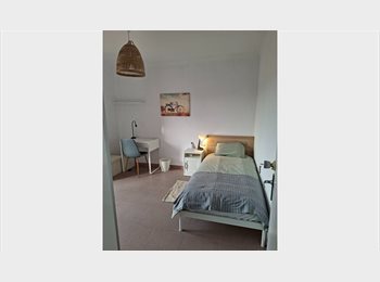 Roomgo ES - SOLO CHICAS: Habitación con LLAVE y A/C (Habitación B) con BALCÓN, Gerona - 350 € por mes