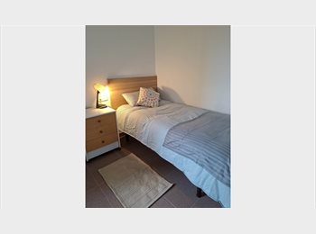Roomgo ES - SOLO CHICAS: Habitación con LLAVE y A/C (Habitación C), Gerona - 320 € por mes