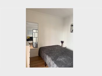 Roomgo ES - Spacious Suite-Style Room in the Heart of Madrid, Madrid - 1.350 € por mes