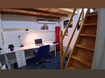 Roomgo ES - SE ALQUILA HABITACIÓN CON ALTILLO CÉNTRICA, Centro Ciudad - 475 € por mes