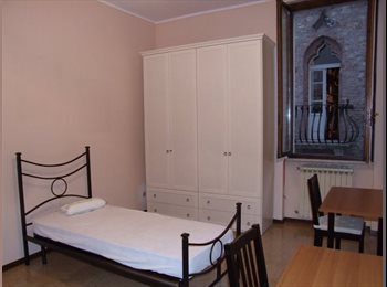 Roomgo IT - Centro storico doppia per studentessa, Brescia - 250 € al mese