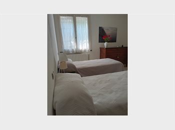 Roomgo IT - Affitto stanza doppia, particolarmente grande con bagno privato, Reggio Emilia - 450 € al mese