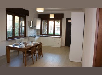 Roomgo IT - Stanze in affitto in villa indipendente con giardino e garage, Marnate - 550 € al mese